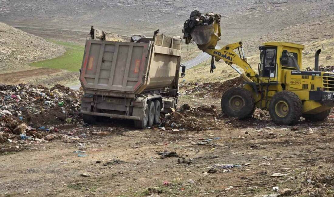 Mardin Büyükşehir Belediyesi, Nusaybin'in Akarsu Mahallesi'nde çevre kirliliğine neden olan