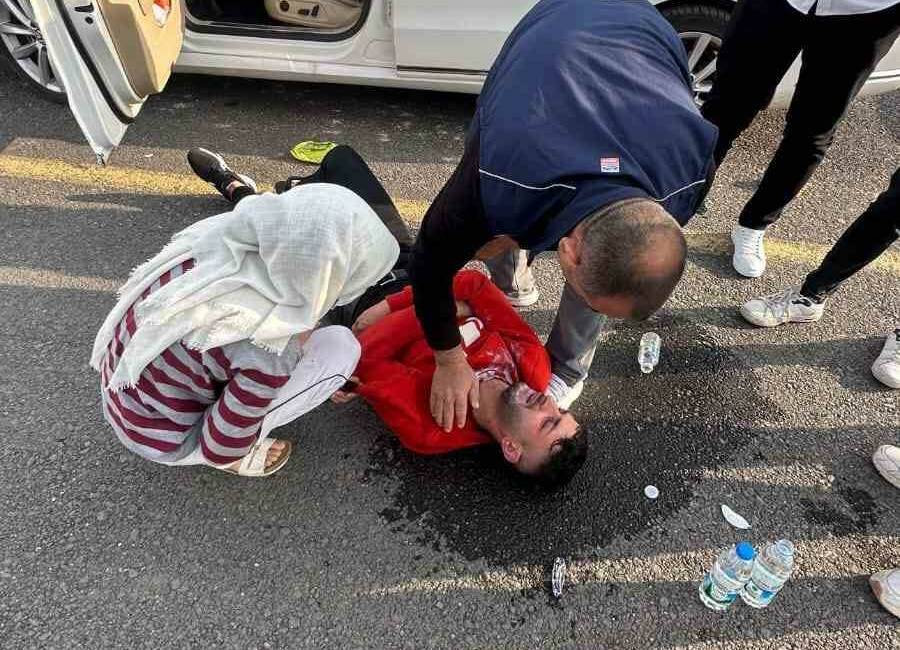 Mardin'in Kızıltepe ilçesinde parkta baygın halde bulunan genç, vatandaşların yardımıyla