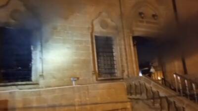Mardin'in Artuklu ilçesindeki camide çıkan yangın, itfaiye ekipleri tarafından hızla