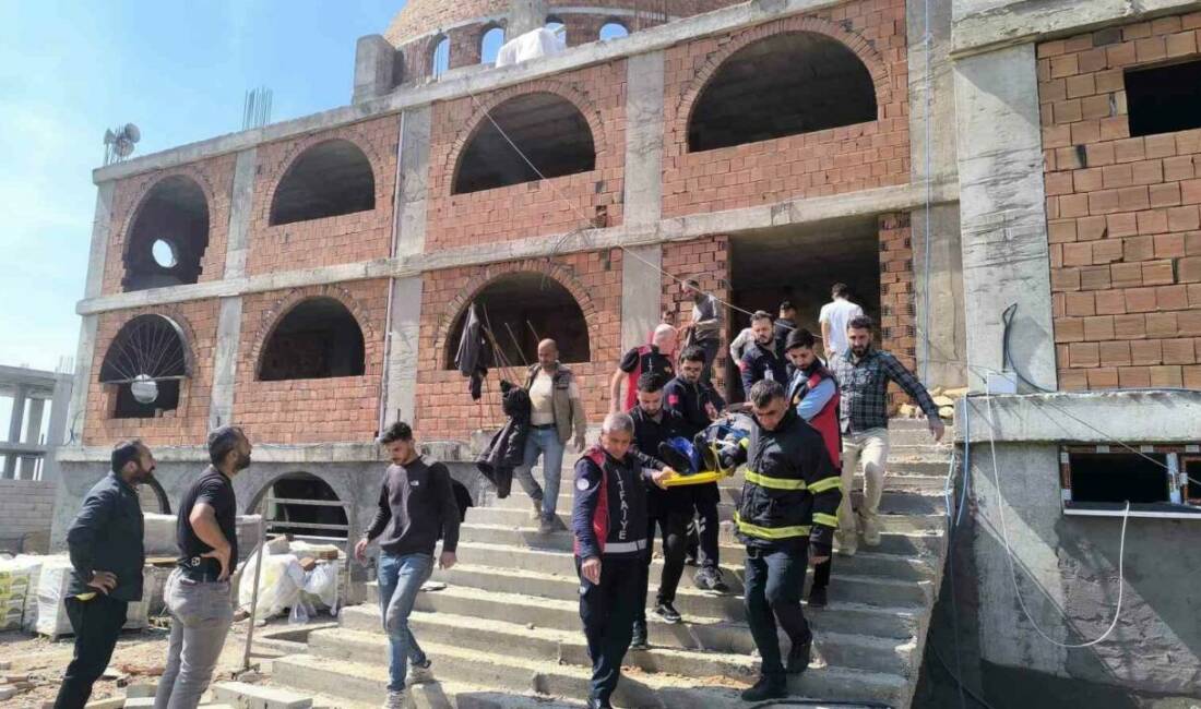 Mardin Nusaybin'de cami inşaatında iskeleden düşen 2 işçi yaralandı. Yaralılar