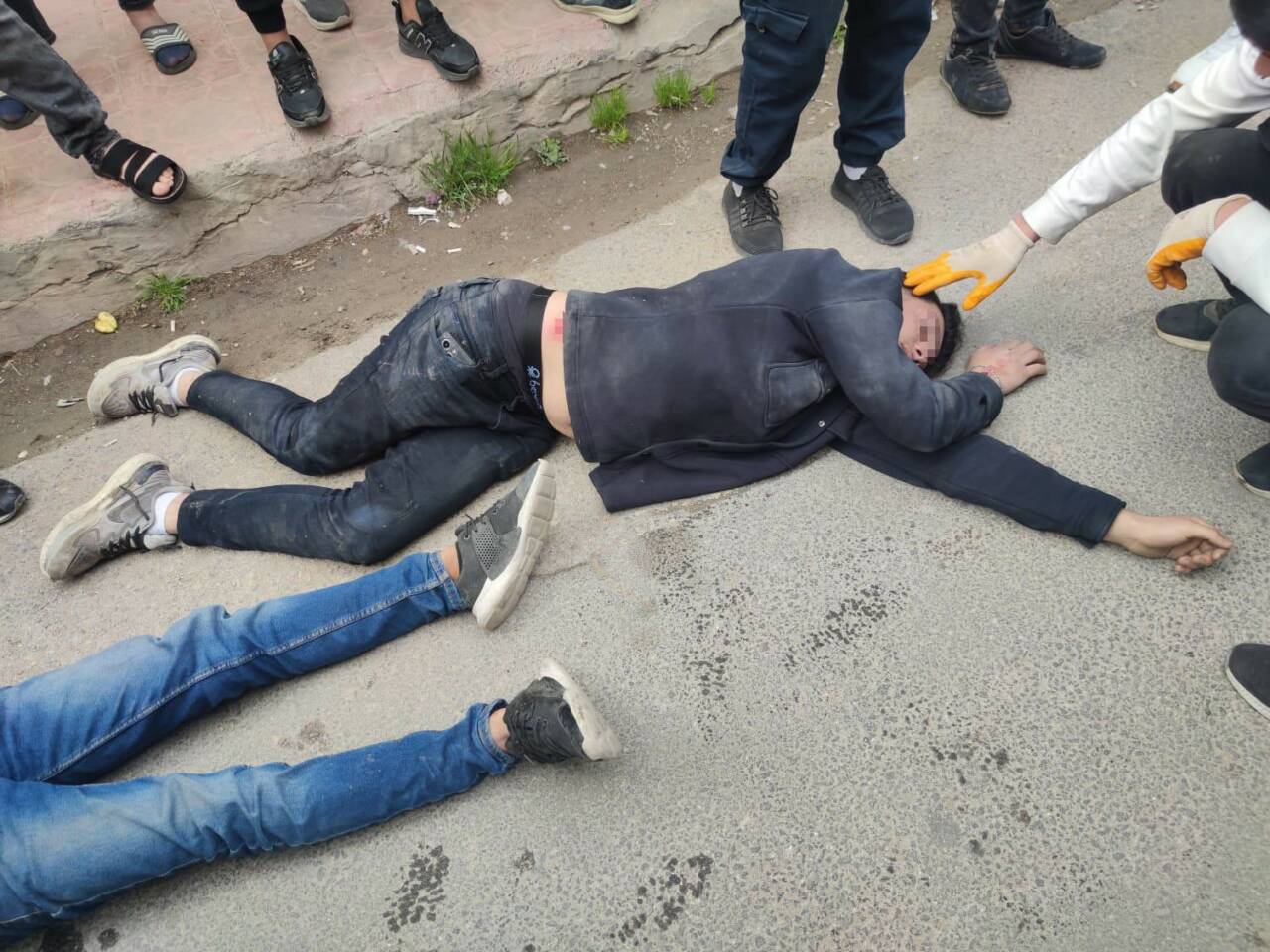 Mardin’in Nusaybin ilçesinde, seyir halindeki bir motosiklet, karşıya geçmeye çalışan