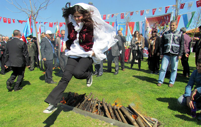 Nevruz, doğanın yeniden uyanışını, baharın gelişini ve yeni başlangıçları simgeleyen