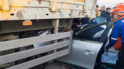 Adıyaman’da, park halindeki tıra çarparak dorsenin altına giren otomobilin sürücüsü