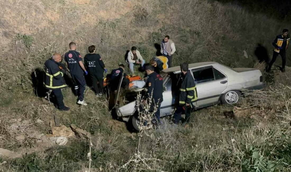 Adıyaman’da, sürücüsünün direksiyon hakimiyetini kaybettiği otomobilin şarampole yuvarlanması sonucu 3