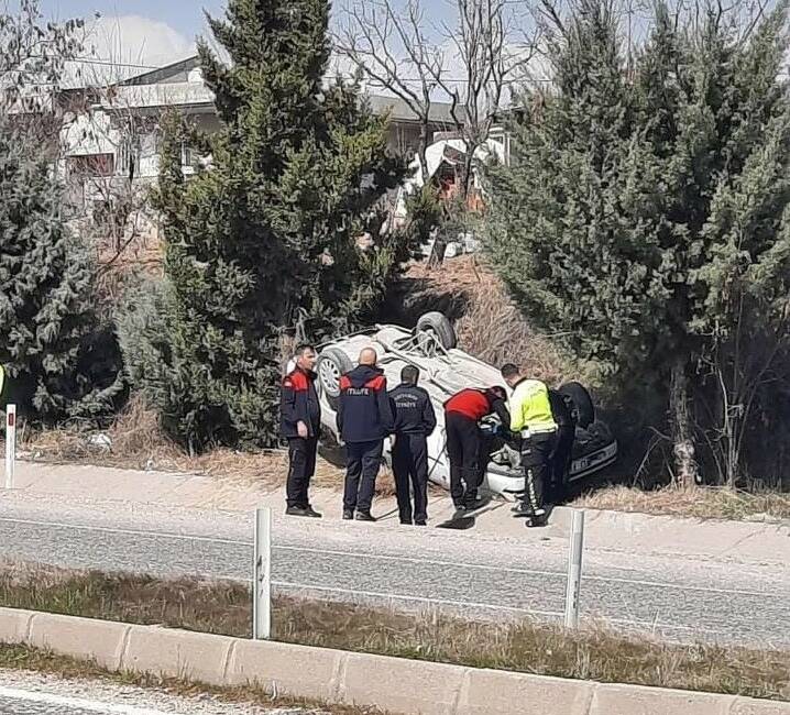 Adıyaman’da sürücüsünün direksiyon hakimiyetini kaybettiği otomobil takla atarak şarampole yuvarlandı.