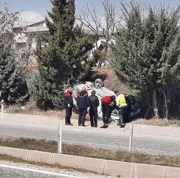 Adıyaman’da sürücüsünün direksiyon hakimiyetini kaybettiği otomobil takla atarak şarampole yuvarlandı.