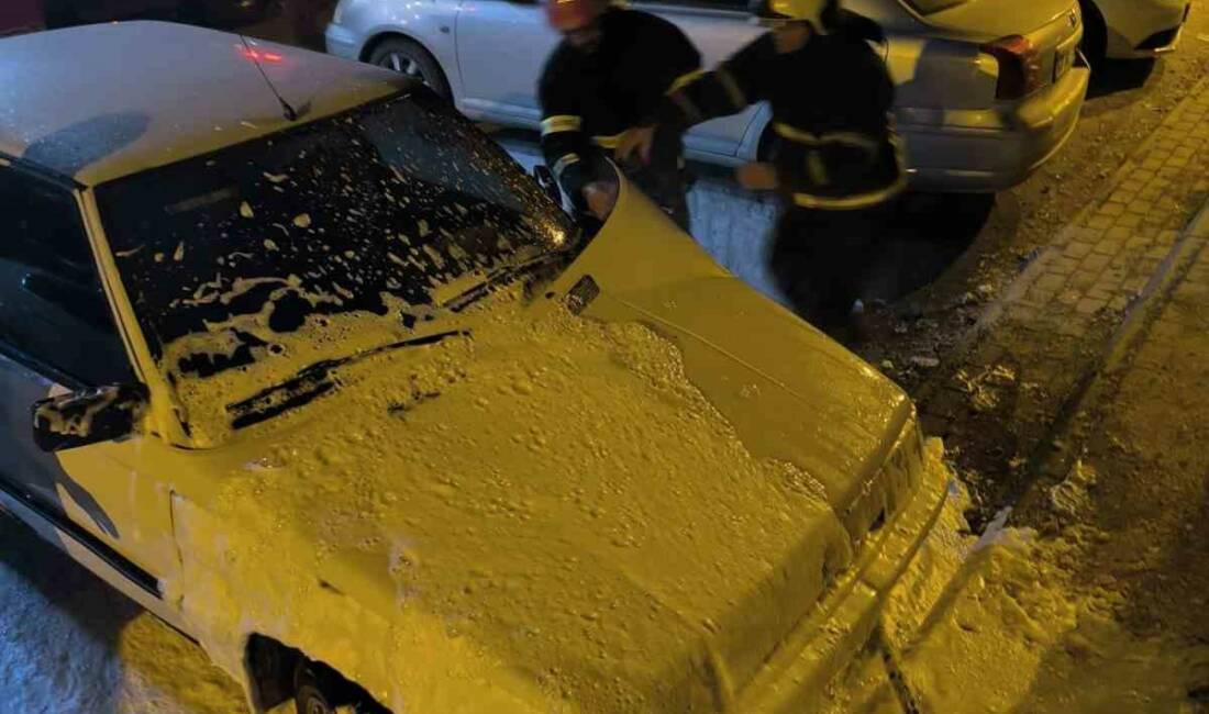 Şanlıurfa'da Mehmet Ö.'e ait otomobil, hastane otoparkında aniden alev aldı.