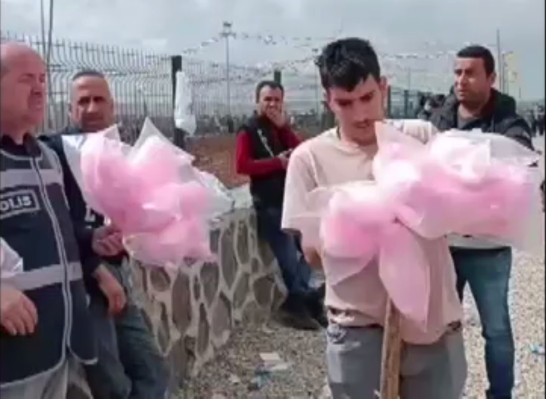 Şırnak’ın Cizre ilçesinde polisler, Nevruz Bayramı kutlamasına giden çocuklara pamuk