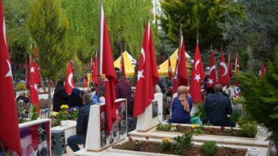 Ramazan ayının son günü Gaziantep’teki mezarlıklar ve şehitliklerde yoğunluk yaşandı.
