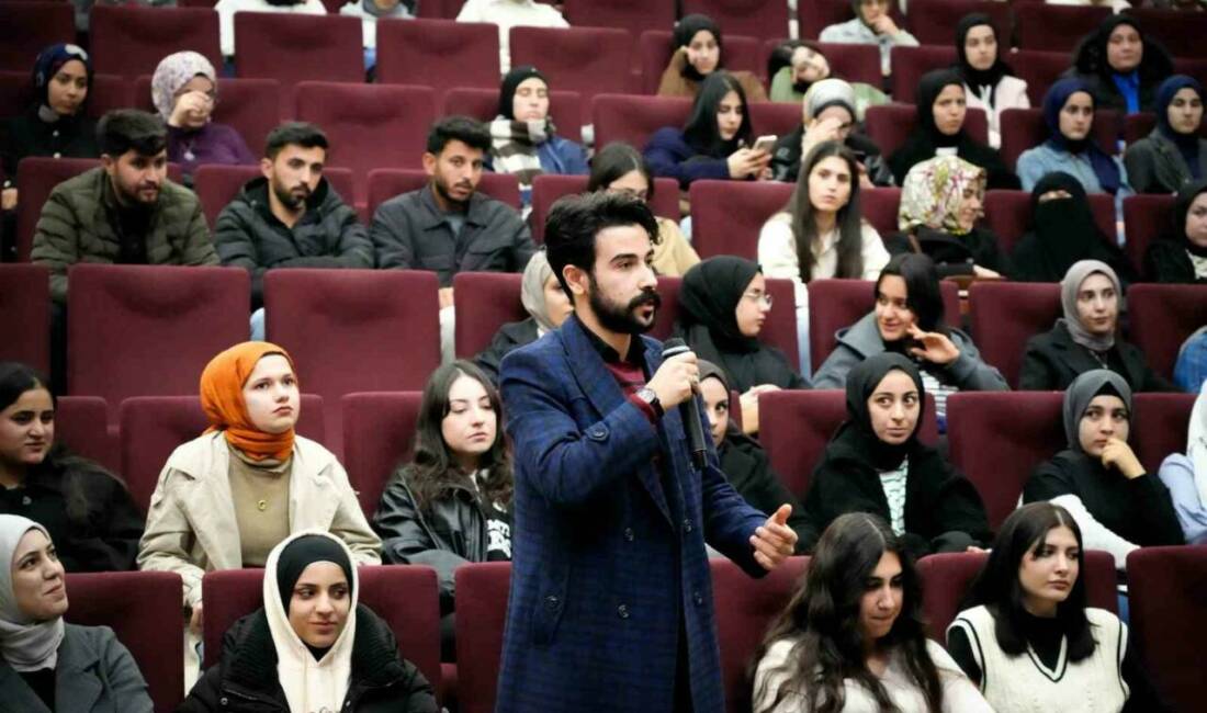 Adıyaman Üniversitesi Rektörü Prof. Dr. Mehmet Keleş, uluslararası öğrencilerle bir