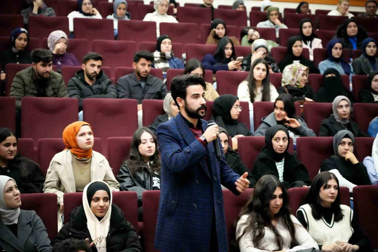 Adıyaman Üniversitesi Rektörü Prof. Dr. Mehmet Keleş, uluslararası öğrencilerle bir