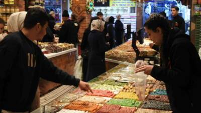 Gaziantep’te Ramazan Bayramı’na kısa süre kala rengarenk şeker ve çikolatalar