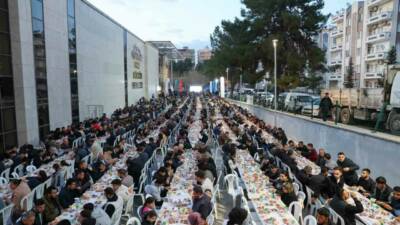 Gaziantep Büyükşehir Belediye Başkanı Fatma Şahin, Niziplilerle beraber iftar yaptı.