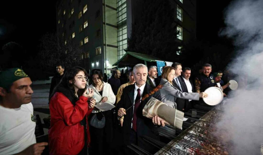 Mehmet Tahmazoğlu ve Abdul Hamit Gül, Gaziantep Üniversitesi öğrencileriyle sahurda