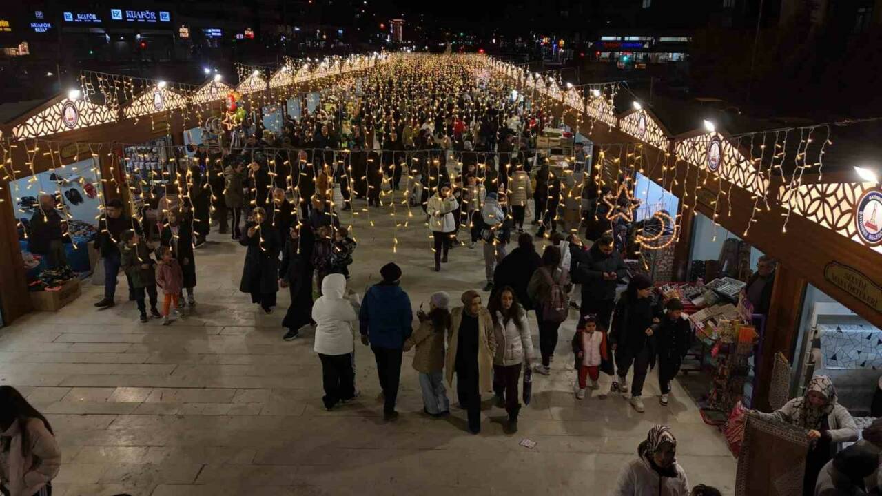 Şahinbey Belediyesi'nin oluşturduğu Ramazan Sokağı, Gaziantep'e özgü ürünlerin satıldığı ve