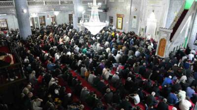 Şanlıurfa’daki camilerde Ramazan Bayramı dolayısıyla binlerce kişi, namaz kıldı, dua