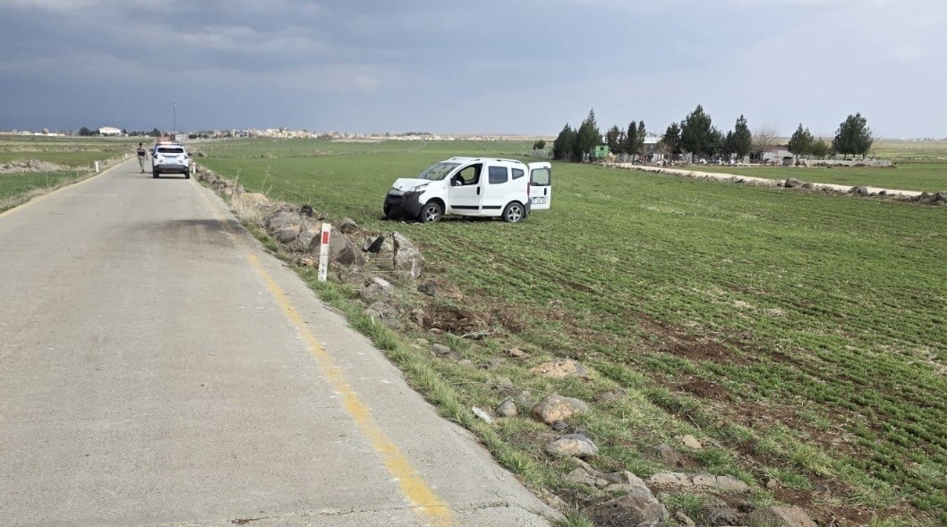 Şanlıurfa'nın Siverek ilçesinde meydana gelen trafik kazasında hafif ticari aracın