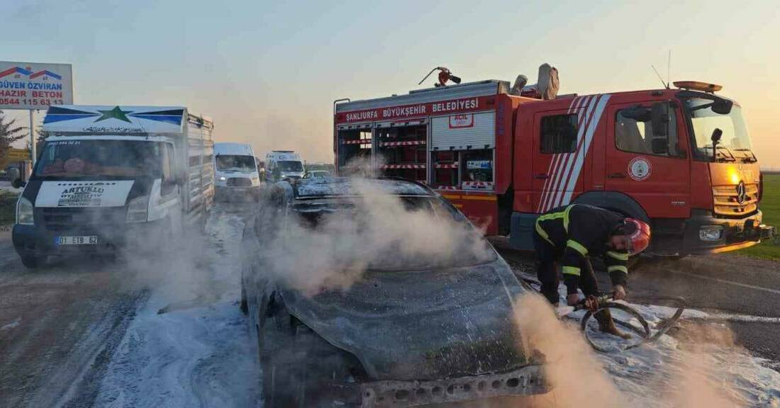 Şanlıurfa'da seyir halindeyken alev alan otomobil kullanılamaz hale geldi. Yangın