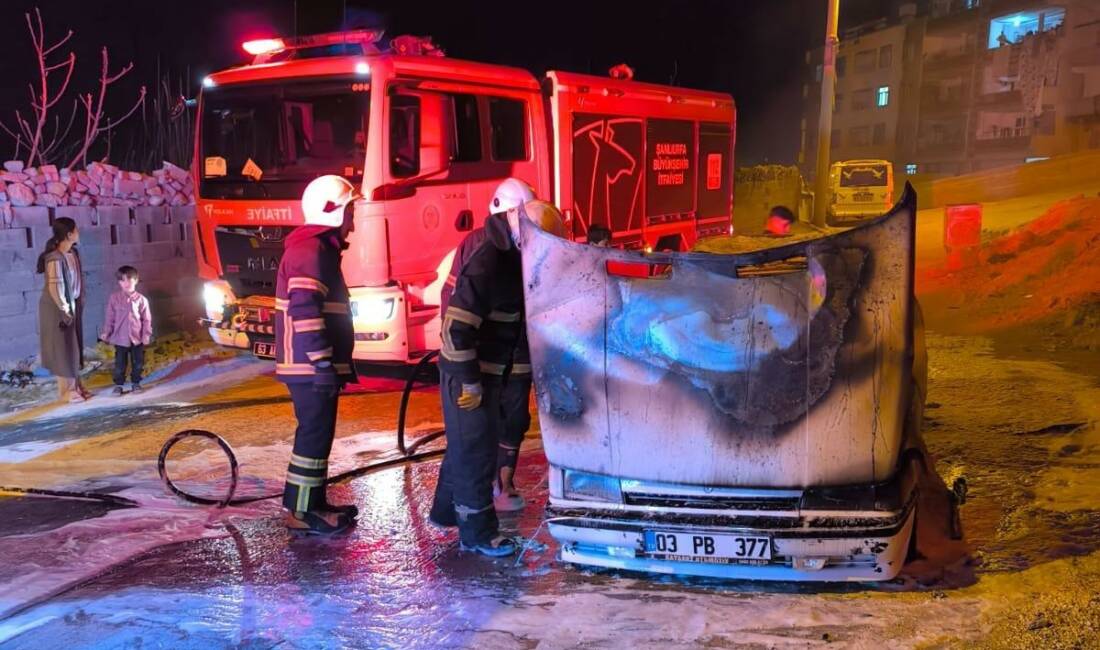 Şanlıurfa'da Eyyübiye ilçesinde bir otomobil motorundan çıkan yangın sonucu alev