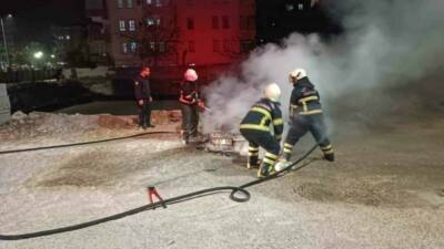 Şanlıurfa’da seyir halindeki otomobil alev alev yandı. Yangın itfaiye ekiplerince