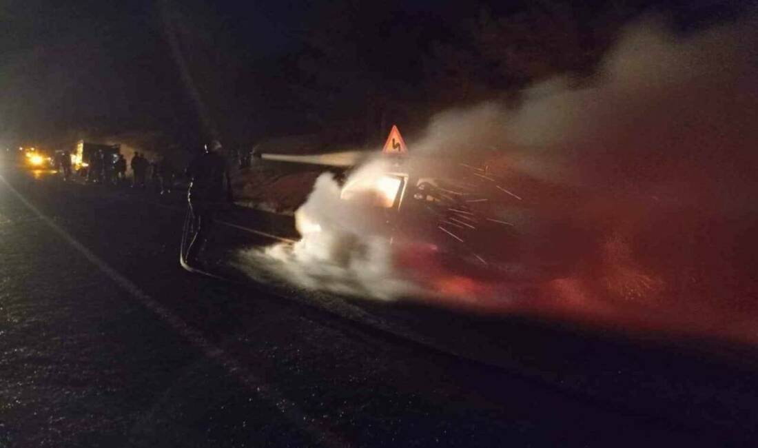 Şanlıurfa'da seyir halindeki Fatih E.'ye ait otomobil aniden alev aldı.