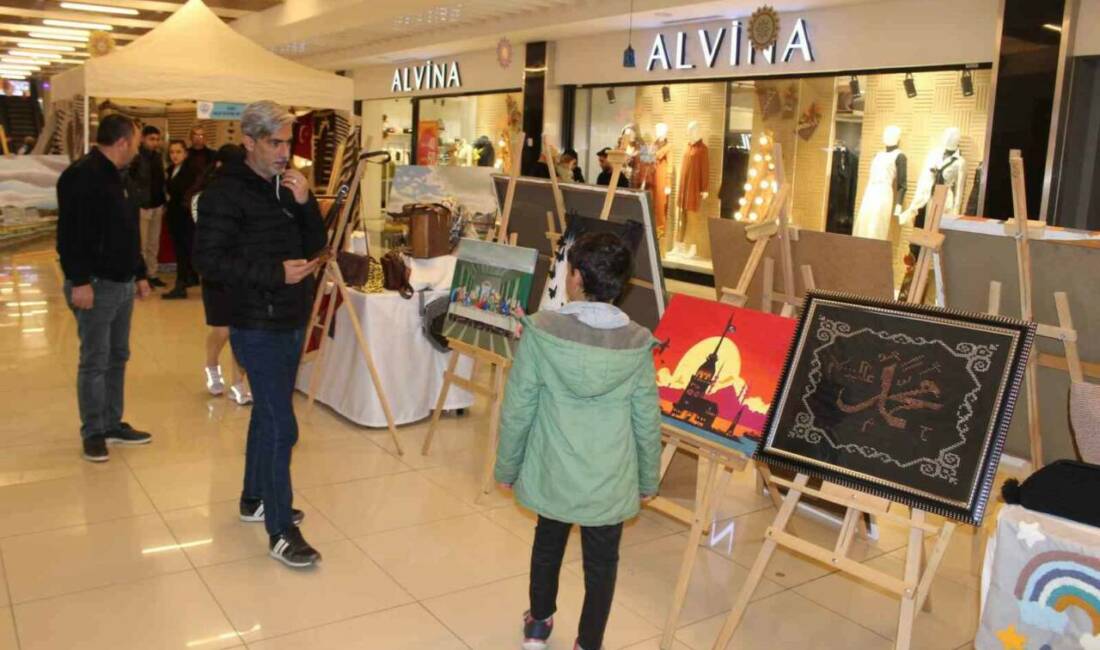 Siirt'te Halk Eğitimi Merkezi kursiyerleri, el emeği göz nuru ürünlerini