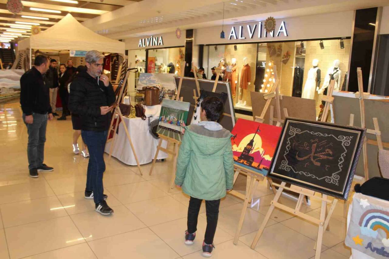 Siirt'te Halk Eğitimi Merkezi kursiyerleri, el emeği göz nuru ürünlerini