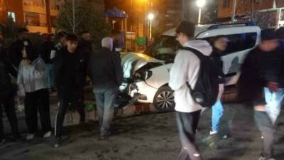 Siirt’te kamyonet ile otomobilin çarpıştığı kazada 1 kişi yaralandı.