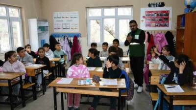 Şırnak’ın Beytüşşebap ilçesinde öğrencilere teknoloji bağımlılığı eğitimi verilip konserin ardından