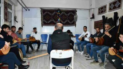 Beytüşşebap'ta halk eğitim merkezinde açılan saz, bağlama ve gitar kurslarına