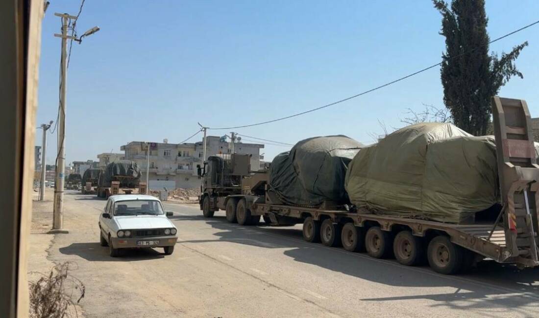 Suriye'nin Ayn El Arap (Kobani) kentinin karşısındaki Suruç ilçesine tank,