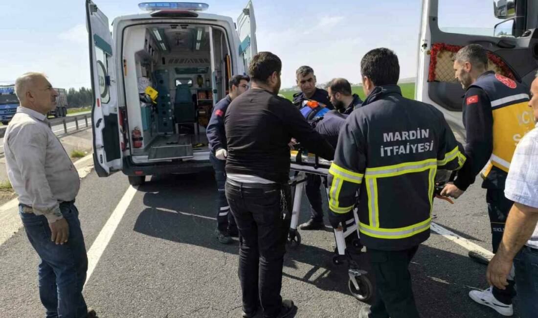 Mardin’in Nusaybin ilçesinde bariyerlere çarpan tırın sürücüsü yaralandı.