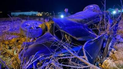 Adıyaman’da, sürücüsünün direksiyon hakimiyetini kaybettiği otomobilin takla atarak şarampole yuvarlanması