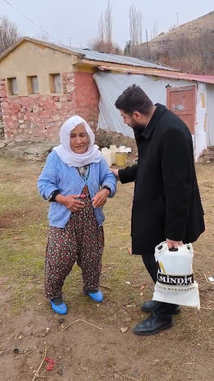 Sason ilçesinde tilkiye karşı mücadele veren Tayyibe Yavuz'a 80 yaşındaki