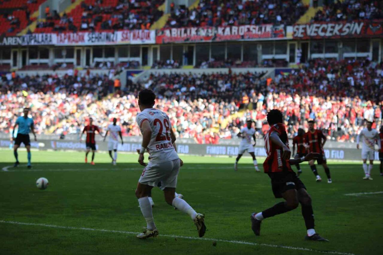 Gaziantep FK ile Kayserispor arasındaki maçın ilk yarısı golsüz tamamlandı.