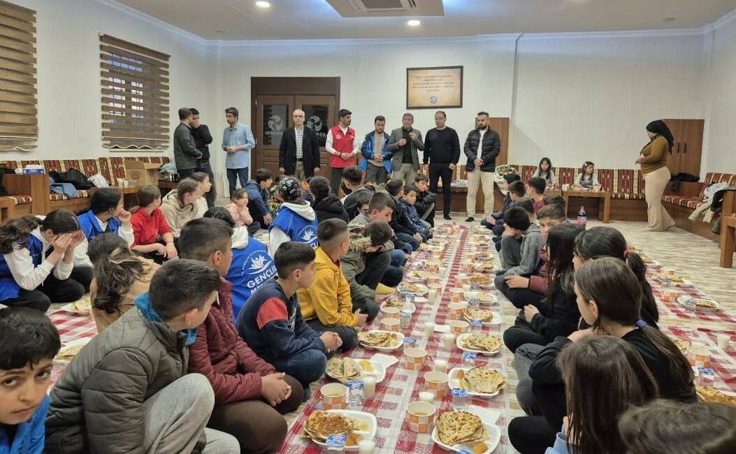 Adıyaman’ın Tut ilçesindeki çocuklar iftarda bir araya geldi.