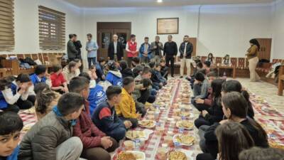 Adıyaman’ın Tut ilçesindeki çocuklar iftarda bir araya geldi.
