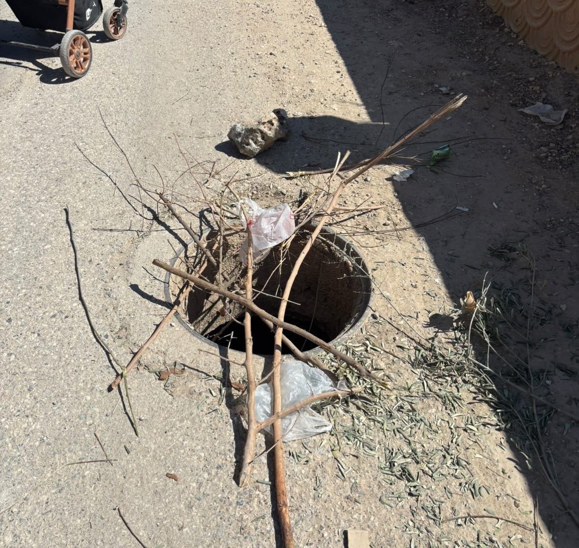 Adıyaman’da, üstü açık bırakılan lağım çukuru tehlike saçıyor.