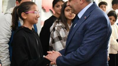 Şanlıurfa Valisi Hasan Şıldak, devamsızlık sorununa çözüm olması amacıyla okula