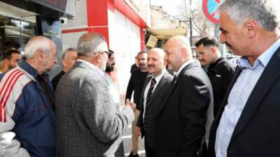 Adıyaman Valisi Osman Varol, kent merkezinde esnaflarla bir araya geldi.