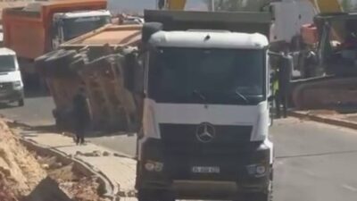 Adıyaman'da bir kişinin yaralanmasına neden olan kamyon devrildi.