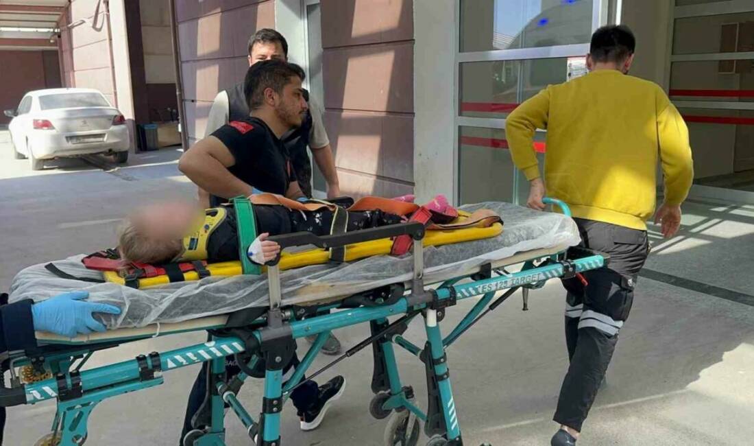 Adıyaman’da, oturdukları binanın 2.katından düşen çocuk yaralandı.