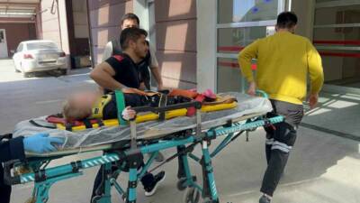 Adıyaman’da, oturdukları binanın 2.katından düşen çocuk yaralandı.