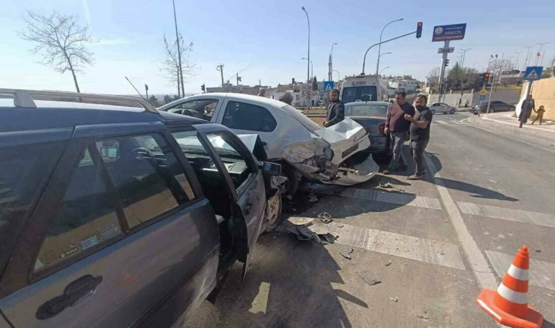 Şanlıurfa’nın Birecik ilçesinde üç aracın karıştığı zincirleme trafik kazasında 2