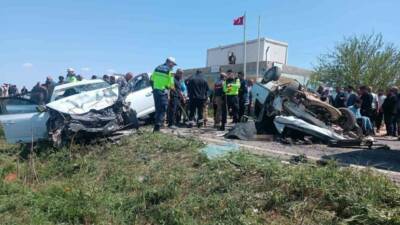 Şanlıurfa’da 2 otomobilin çarpması sonucu meydana gelen trafik kazasında 3
