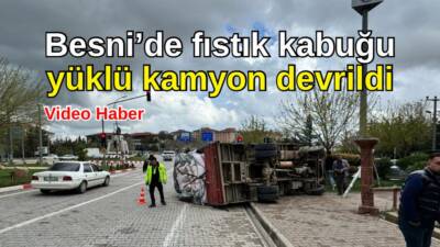 Besni’de fıstık kabuğu yüklü kamyon, sürücüsünün direksiyon hakimiyetini kaybetmesi sonucu