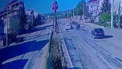 Adıyaman'ın Gölbaşı ilçesinde 2 otomobilin çarpışma anı güvenlik kameralarına yansıdı.