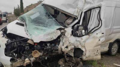 Kahta ilçesinde meydana gelen trafik kazasında kamyon ile minibüs çarpıştı.