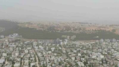 Adıyaman’da sabahın erken saatlerinde etkili olan toz bulutu dronla görüntülendi.