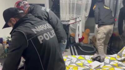 Adıyaman’da polis ekiplerince gerçekleştirilen uyuşturucu operasyonunda yakalanan 1 şahıs mahkemece